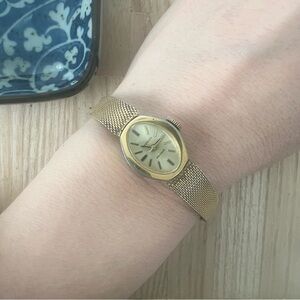 Vintage westclox ladies oval gold tone dress watch NEW BATTERY